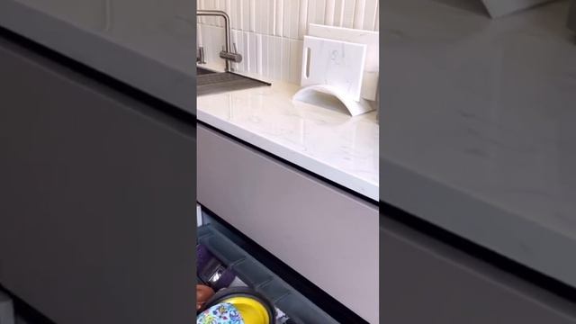 Кухня, кухня в светлых тонах, зоны хранения на кухне, #межкомнатныедвери #дверироссии_спб смотреть онлайн