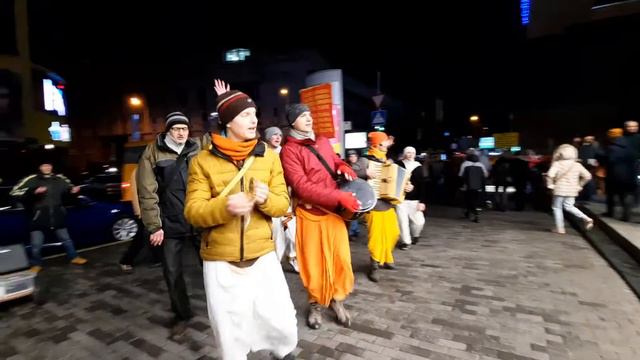 Харинама Днепр 27.12.20. Мост Сити #3 Поет Мукунда Гауранга прабху. Харе Кришна песня смотреть онлайн