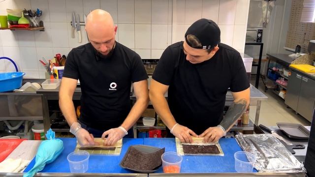 Готовим вкусный ролл с лососем. Рецепт SushiYa смотреть онлайн