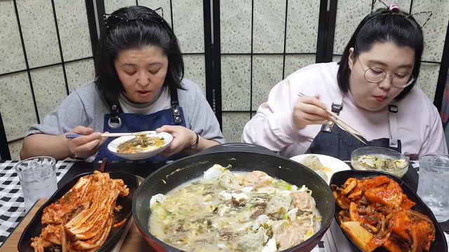 [엄마의 집밥] 고기만두 & 김치만두 넣은 떡만둣국 한그릇에 김장김치와 깍두기 리얼먹방. Tteokmandu Soup eating show, Korean holiday food смотреть онлайн