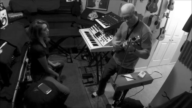 Husband and Wife Cajon and Ukulele Jam смотреть онлайн