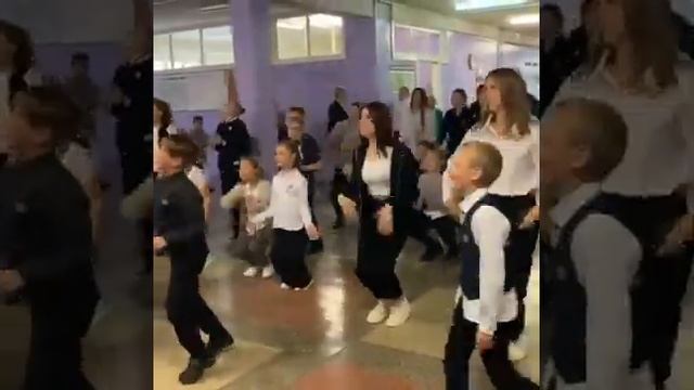 Танцевальный флешмоб «Мы едины!». СШ№3 г.Берёзы смотреть онлайн