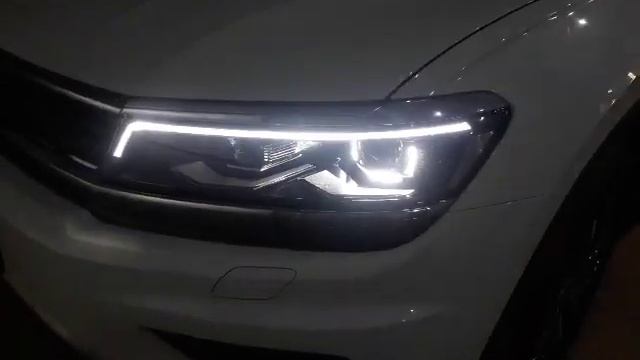 VW Tiguan . Оригинальные передние фары LED MID смотреть онлайн