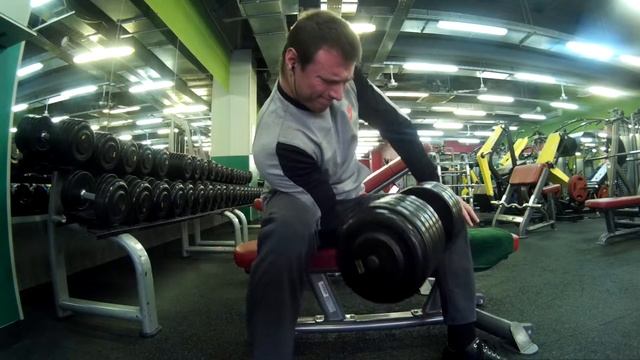 подъем на бицепс 45кг на 2 раза сидя одной рукой смотреть онлайн