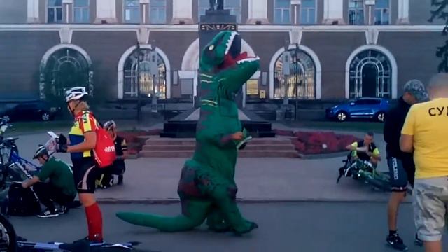 Кривой Рог Диназавр гуляет на Почтовом. смотреть онлайн