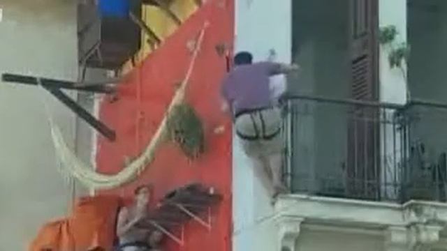 спальня на стене дома.wmv смотреть онлайн