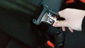 Как отстегнуть ремень безопасности среднего пассажира