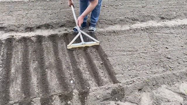 Быстро и ровно рядки и лунки на грядках? смотреть онлайн