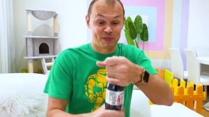 Макс и Катя как куклы и папа с ними играет