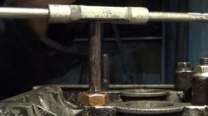 Как нарезать резьбу ровно. Без приспособ.