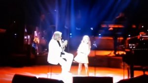 Тото Кутуньо поет с внучкой