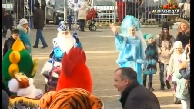 В ст. Елизаветинской Дед Мороз в Новый год выехал на газонокосилке смотреть онлайн