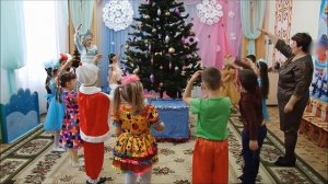 Новогодний хоровод в подготовительной группе «Закружила, замела белая метелица»