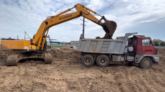 Гусеничный экскаватор Hyundai R250 LC-7 грузит самосвал ТАТРА грунтом смотреть онлайн
