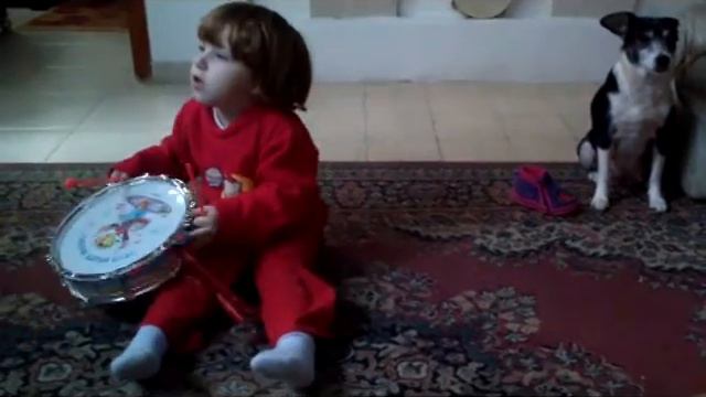 Юся поет и играет на барабане 01 2013