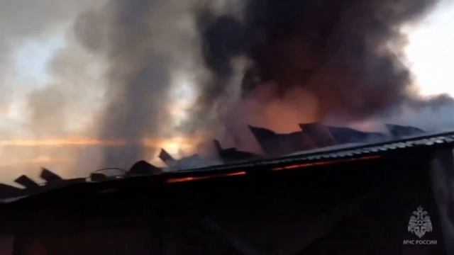 В Краснодарском крае на площади в 3,5 тысячи «квадратов» горит склад. смотреть онлайн