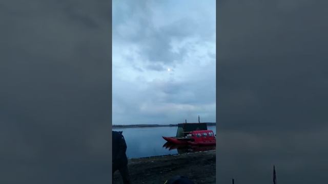 Вечер у костра, где река впадает в Енисей, май 2019г.