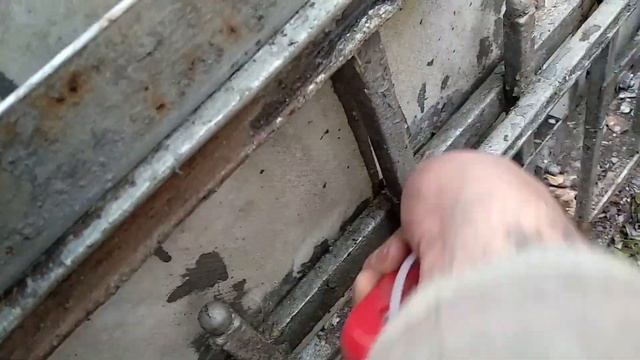 Как отчистить от старой краски сложную оградку Смывка VS Паяльная лампа
