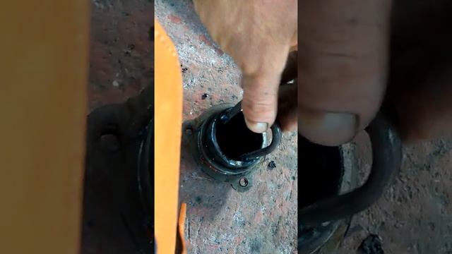 Як вибити зовнішню обойму з глухої кришки не пошкодивши корпус кришки. смотреть онлайн