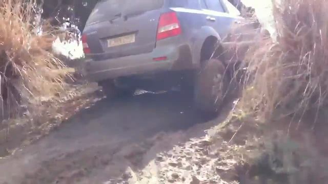 Testing modified ARB rear difflock in mud. Kia Sorento. Probando bloqueo en subida смотреть онлайн
