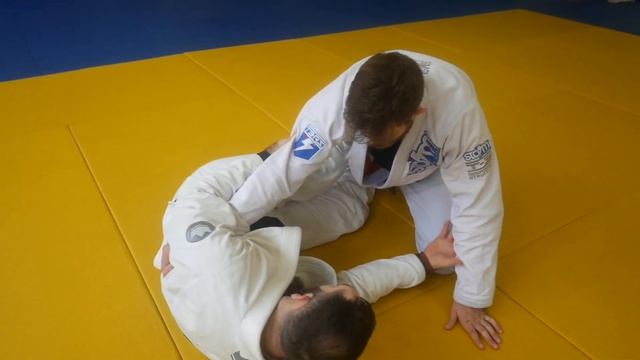 Техники от чемпиона мира по джиу джитсу. Свип из хафгарда с вариантом выхода на треугольник. смотреть онлайн