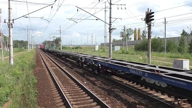 Электровоз 2ЭС6-1379 (ТЧЭ-5) с порожними контейнерными платформами.