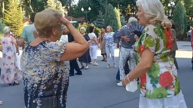 Нравится мне с тобой?? Счастливые минуты в парке Горького ??Харьков 2021 смотреть онлайн