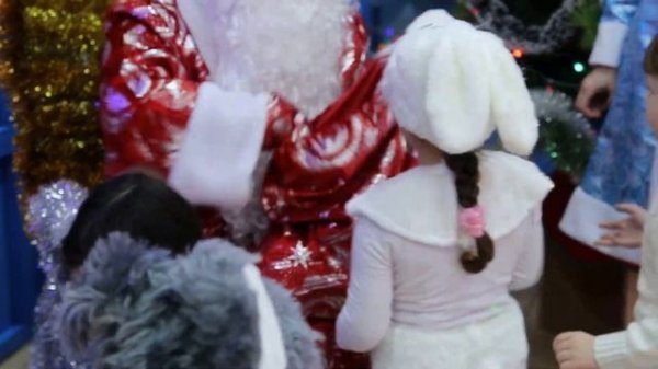 Новогодний утренник, раздача подарков. Christmas party, gift giving