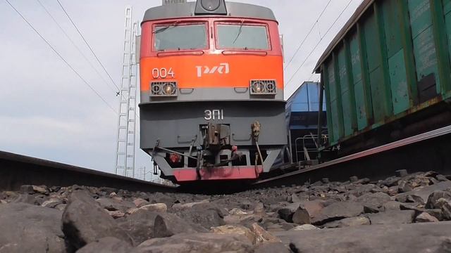 Между рельсами под проезжающим поездом / Between the rails under a passing train смотреть онлайн