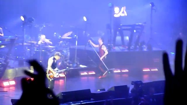Depeche Mode performing "Personal Jesus" live @ Oracle Arena in Oakland on October 10,2 017 смотреть онлайн