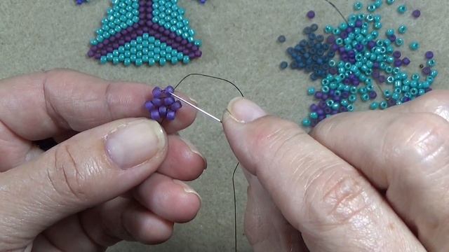 Peyote & Herringbone Triangles! смотреть онлайн