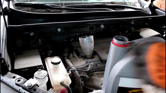 Замена масла в двигателе и фильтров на Toyota RAV4 2,5 Тойота РАВ 4 2018 года