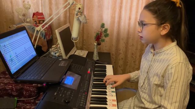 Sofiia. "Серые гуси" в Соль мажоре наизусть правой рукой с сольфеджированием смотреть онлайн