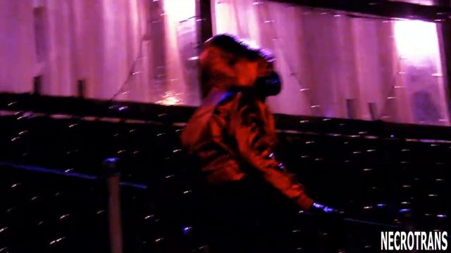 АВТОРСКИЙ ЧЕРНЫЙ СИММЕТРИЧНЫЙ ПРОТИВОГАЗ + КОЖАНЫЙ КОМБИНЕЗОН + КРАСНАЯ КУРТКА БЛЕСТЯЩИЙ ПУХОВИК смотреть онлайн