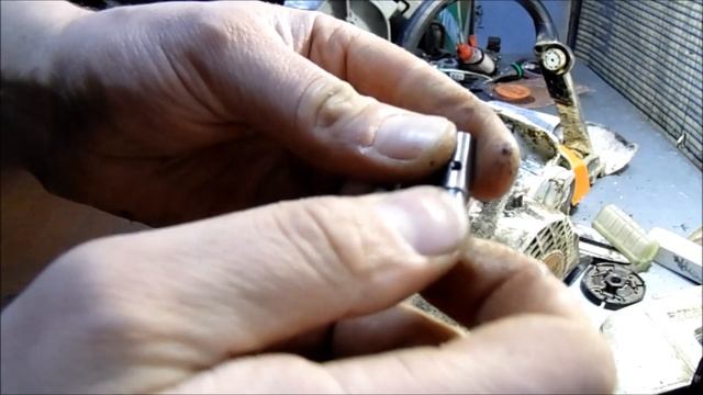 Масло не поступает на цепь на бензопиле STIHL MS 250. Замена маслонасоса смотреть онлайн
