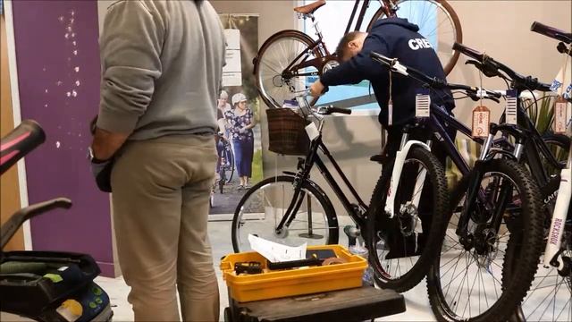 Liv Bikes get a lift at Giant Store Sheffield смотреть онлайн