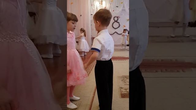 Красивый современный танец детей в детском саду на утреннике. Сценарии утренников в детском саду NE смотреть онлайн