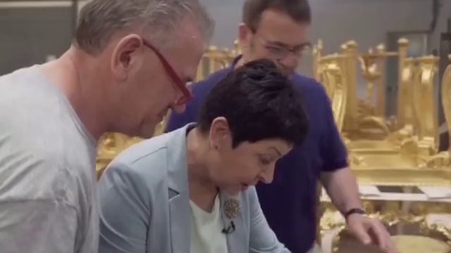 Процесс обивки мебели вручную