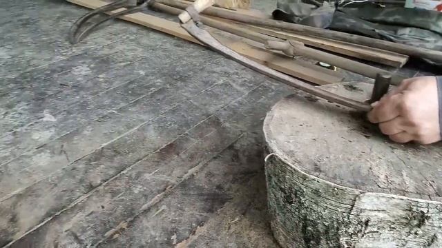 Корыто для поросят. Отбиваем косу. Опять ливень смотреть онлайн