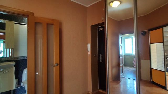 Уютная светлая двушка на втором этаже в спокойном микрорайоне европейского типа. Дом кирпичный смотреть онлайн