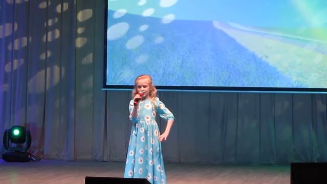 Виктория Жоголь (6 лет) - Огромное небо (Образцовая студия эстрадного вокала "Клио") смотреть онлайн