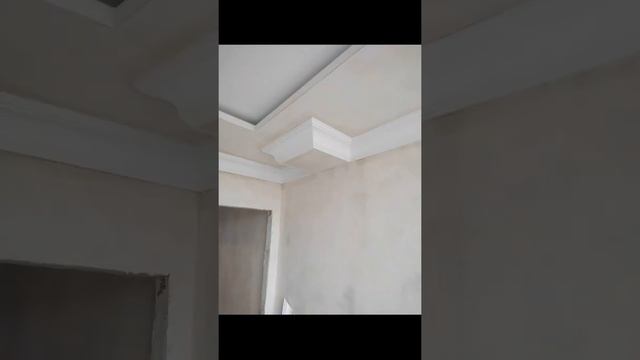 Процесс установки полиуретанового потолочного багета на объекте в ЖК Новые сады. смотреть онлайн