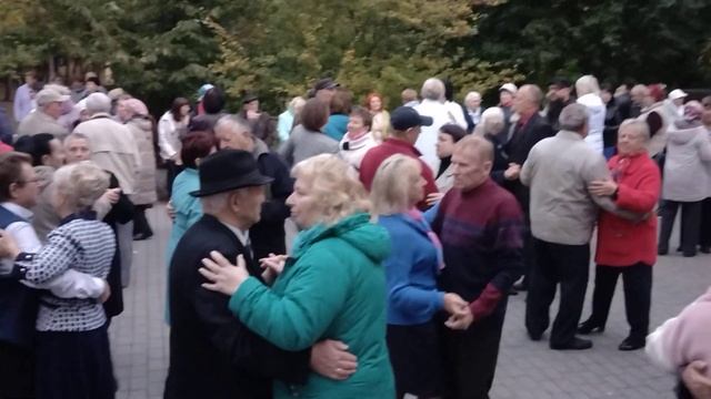 Поздравление с днём матери..???.Танцы в Гомельском парке.14.10.2023. смотреть онлайн