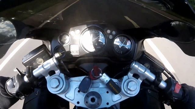 Honda Cbr 1100xx Superblackbird Suzuki GSX 1300 Hayabusa (трек Else Paris) смотреть онлайн