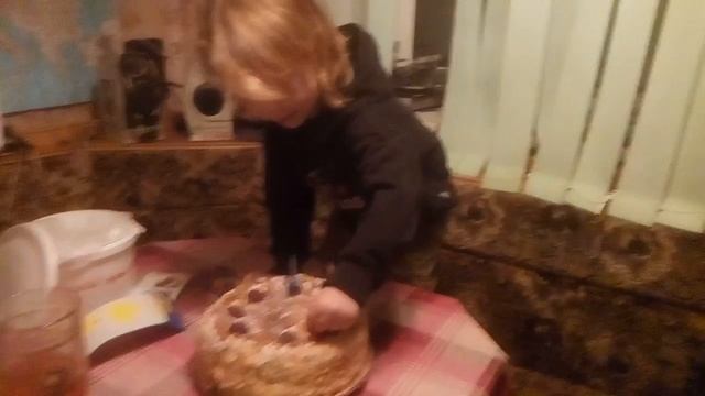 Нестор украшает торт свечами на свой День Рождения смотреть онлайн