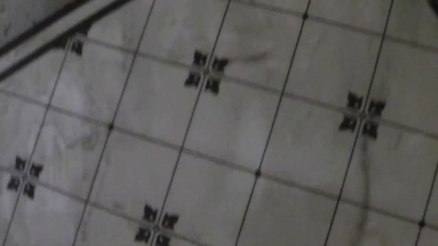 Подрезка плитки при укладке по диагонали. Классный и простой способ! смотреть онлайн