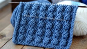 Объемные, пышные дорожки спицами.  Оригинальный и эффектный узор для шапки или свитера