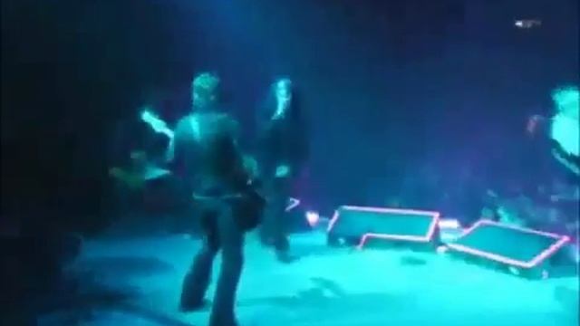 Фрэнк Айеро пнул Джерарда Уэя смотреть онлайн