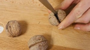 3 способа, как расколоть грецкие орехи, чтобы ядро осталось целым