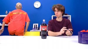 ЗумЗум уменьшение - Гигантская девушка случайно села на парня